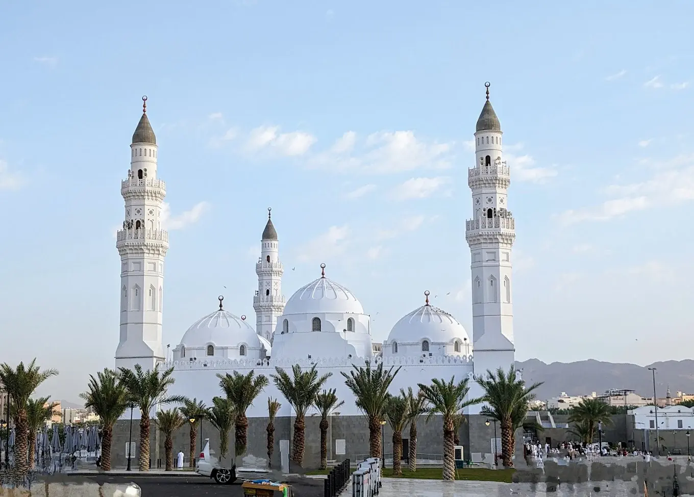 مسجد قباء بقبابه البيضاء ومآذنه في المدينة المنورة