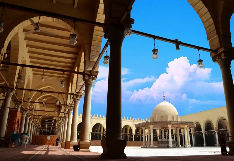 أروقة جامع عمرو بن العاص في القاهرة